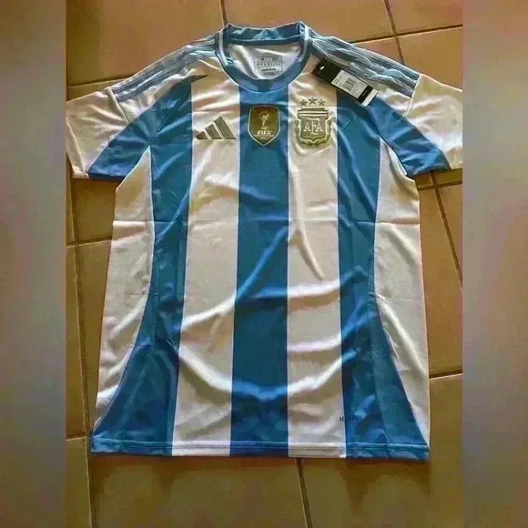 Argentina Copa America 2024 Home
Jersey with Champion Badge - Picture 2 of 3